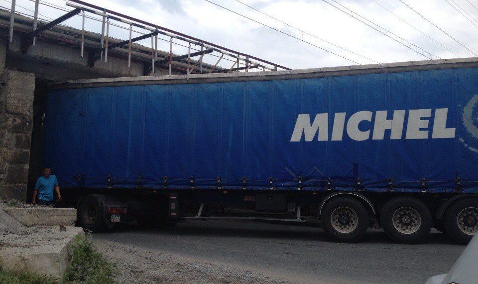 Фура из Казахстана не сошлась габаритами с мостом в Новосибирске (фото)