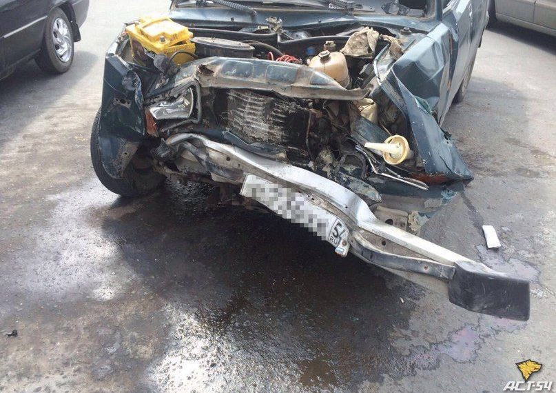 Водитель «Жигулей» попал в больницу, столкнувшись с «Тойотой» в Новосибирске