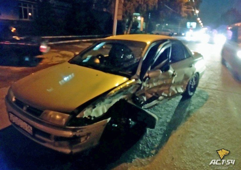 На трех колесах «Тойота» промчалась 100 метров после аварии в Новосибирске