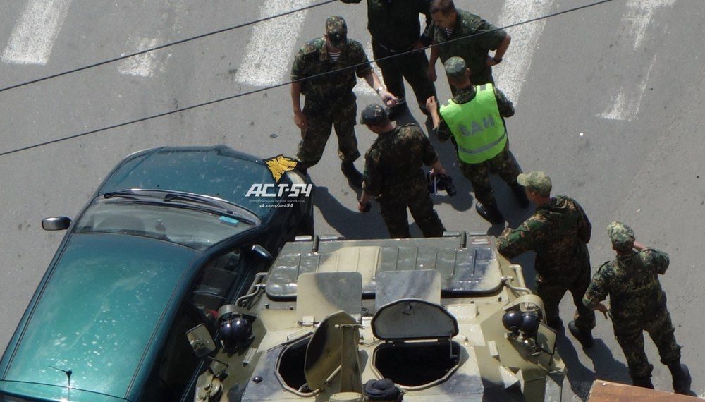 Бронетранспортёр врезался в Toyota в Октябрьском районе Новосибирска