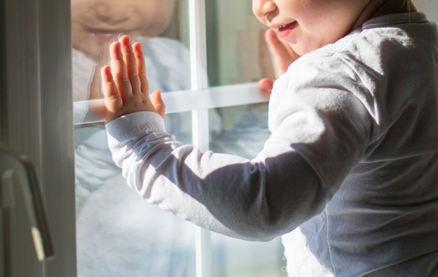 Следователи проводят проверку по факту выпадения ребенка из окна в Новосибирске