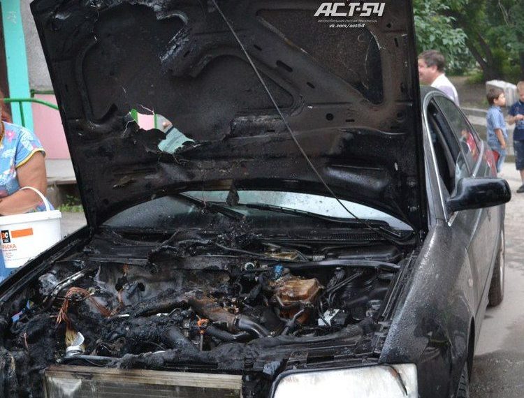 Автомобиль лихачей загорелся после ДТП и стал «подарком» для новосибирцев