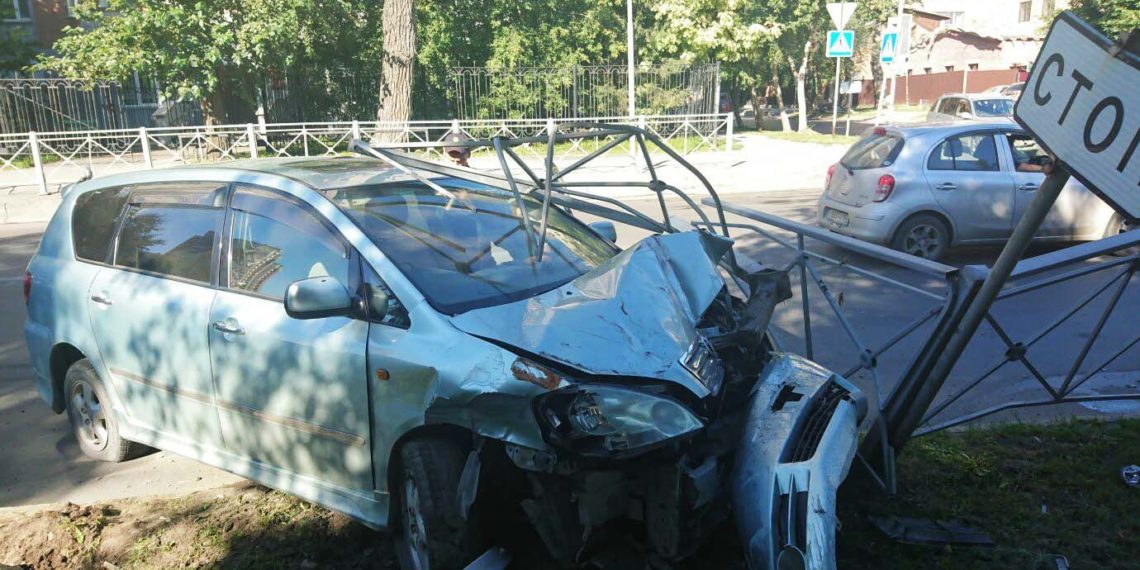 Водитель иномарки снес дорожное ограждение в Новосибирске, уснув за рулем