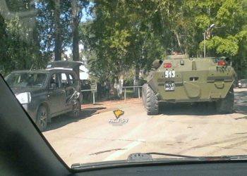 БТР отодвинул «Ниссан» с проезжей части в поселке Гвардейский