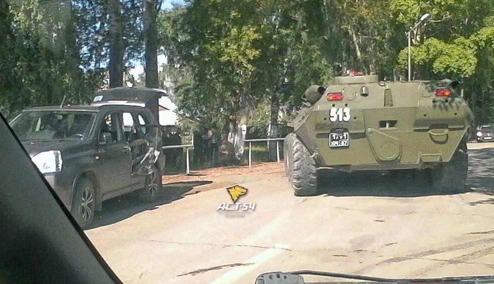 БТР отодвинул «Ниссан» с проезжей части в поселке Гвардейский