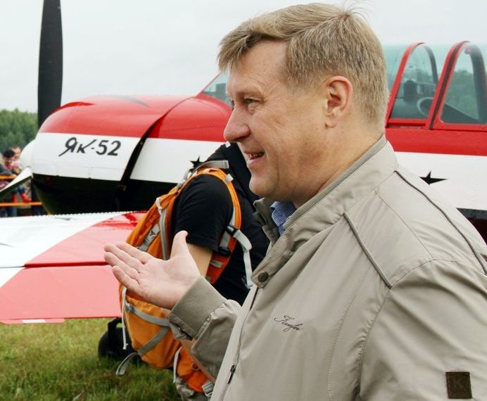 Видео прыжка с парашютом мэра Новосибирска опубликовано в интернете