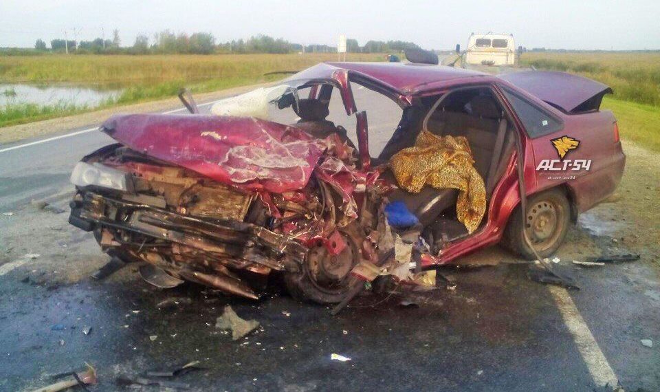 «Дэу Нексия» превратилась в груду металла после столкновения с УАЗом под Новосибирском