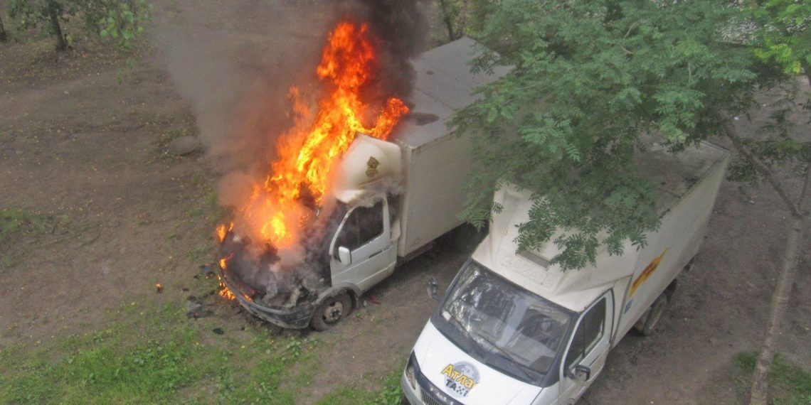 Грузовая «ГАЗель» сгорела во дворе новосибирского дома