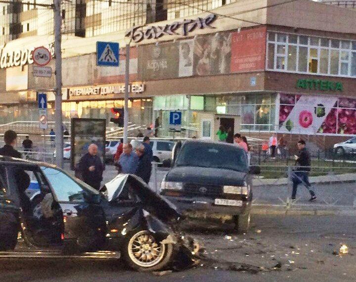 С травмой головы увезли пассажирку после столкновения иномарок в Новосибирске