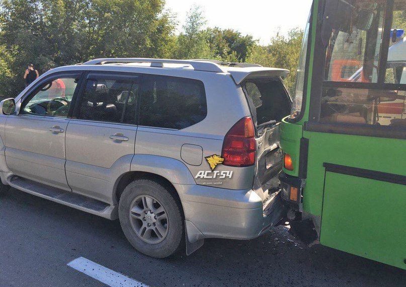 Автобус собрал «паровозик» из внедорожников в Новосибирске