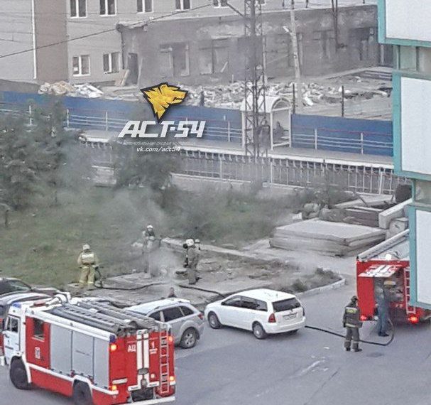 Возле офиса в центре Новосибирска загорелись коллекторы