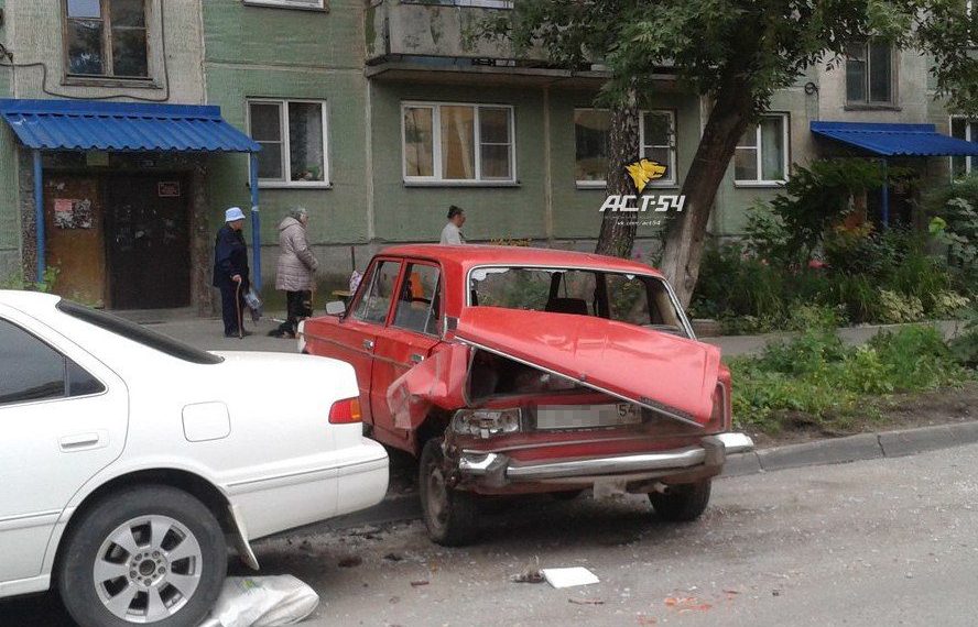 Новосибирец на иномарке врезался в машину с ребенком