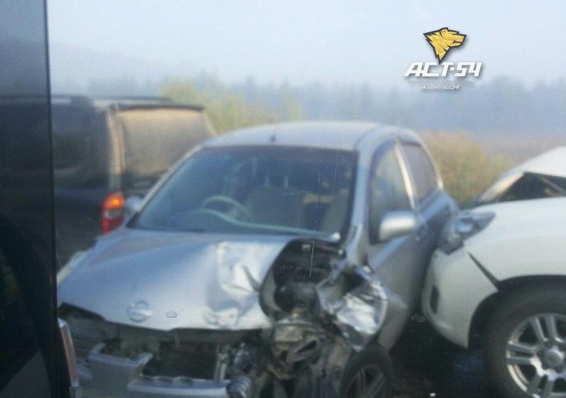 Двенадцать машин столкнулись в жестком ДТП в Новосибирске (видео)