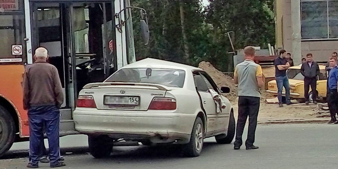 Пять человек пострадали в массовом ДТП в Новосибирске: среди них двое детей