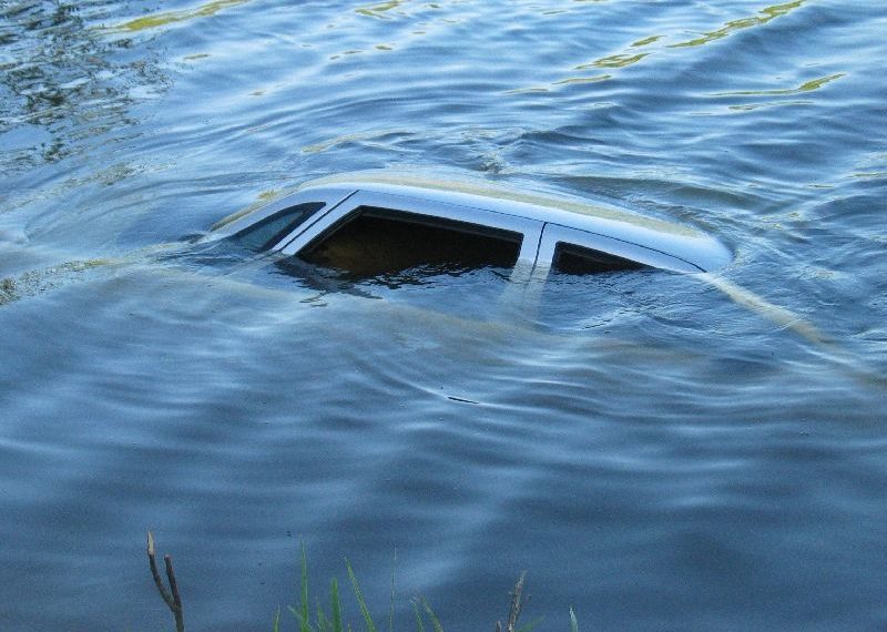 Владелец элитного парфюмерного салона утонул в машине под Новосибирском