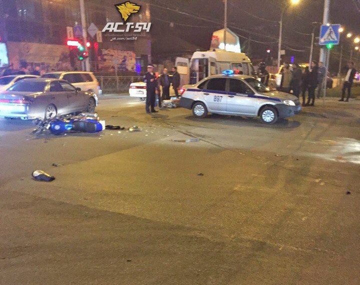 Девушка-байкер влетела в иномарку и попала в больницу в Новосибирске