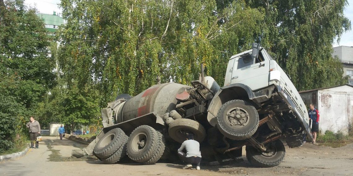 Бетономешалка провалилась в яму возле жилого дома в Новосибирске