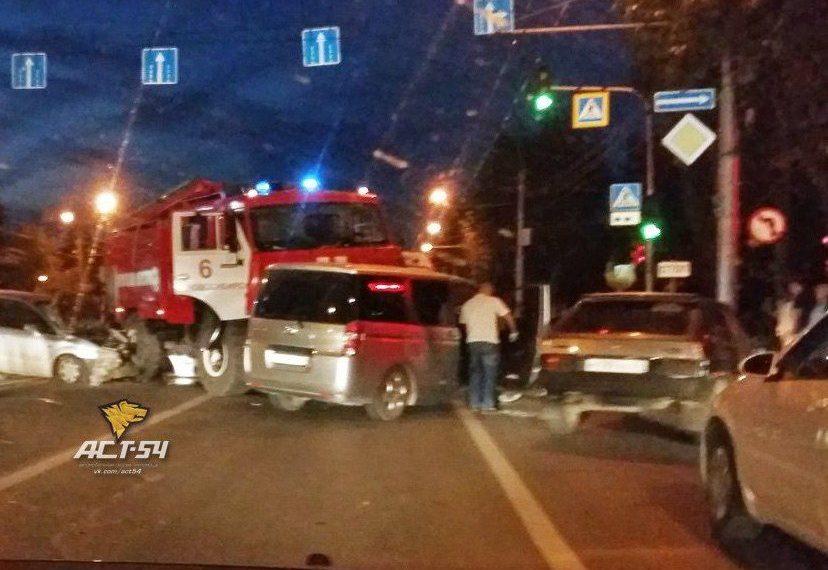 Пожарная машина столкнулась с легковушками в Новосибирске (видео)