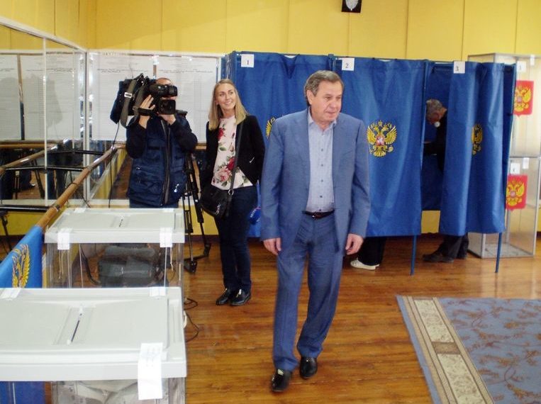 Губернатор НСО Владимир Городецкий пришел на выборы с женой и внуком