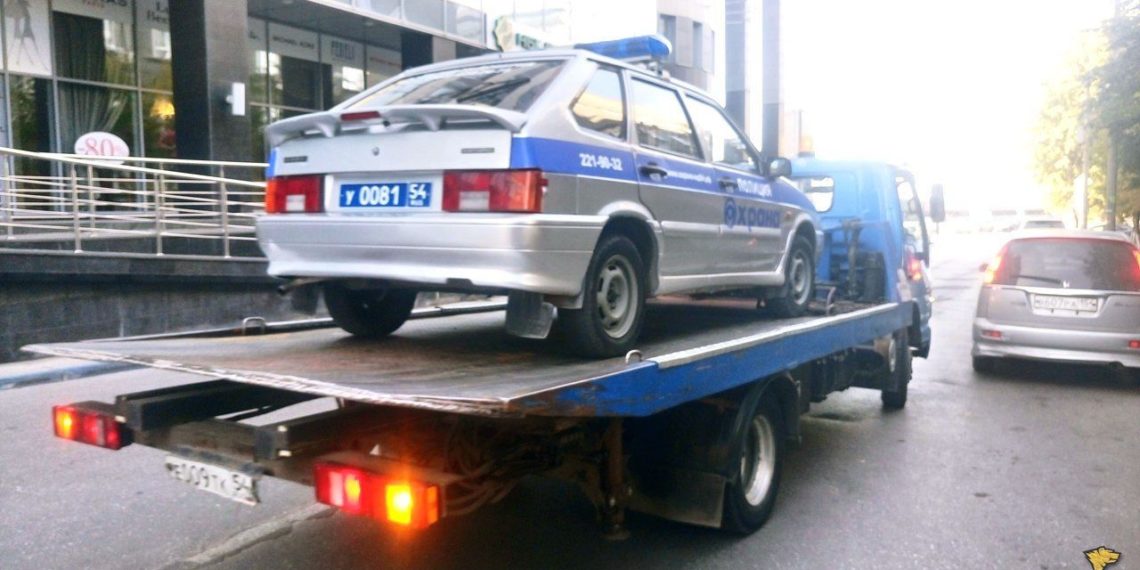 Полицейские заблокировали эвакуатор, пытавшийся отвезти их машину на штрафстоянку в Новосибирске