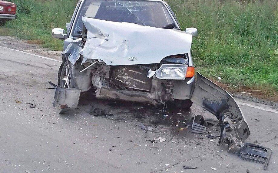 Две отечественные машины врезались лоб-в-лоб под Новосибирском: пострадавшие в больнице