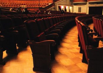 Новосибирский оперный театр очистят от жвачек и пятен за 2,3 млн рублей