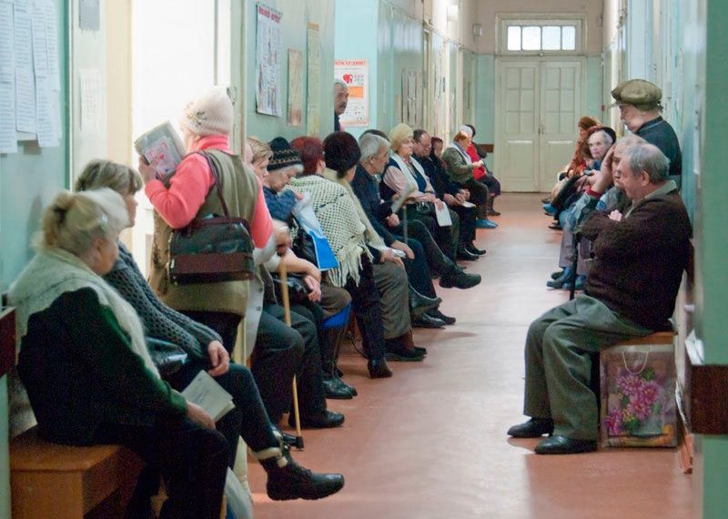 Пожилой новосибирец скончался в очереди в 19-ю поликлинику Новосибирска