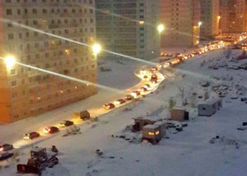 Новосибирск встал в 10-балльную пробку после того как дорожники всю ночь чистили снег