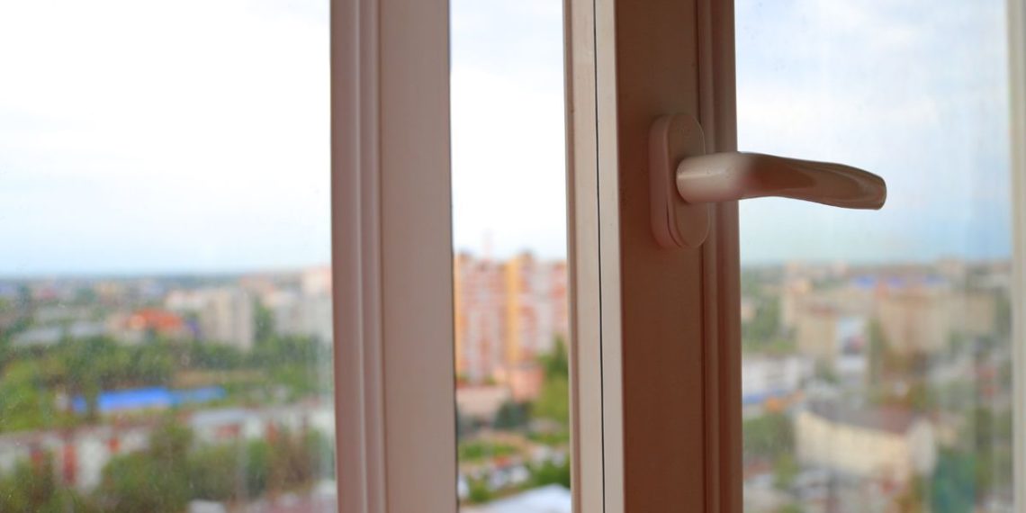 20-летний новосибирец разбился насмерть, выпав из окна многоэтажки