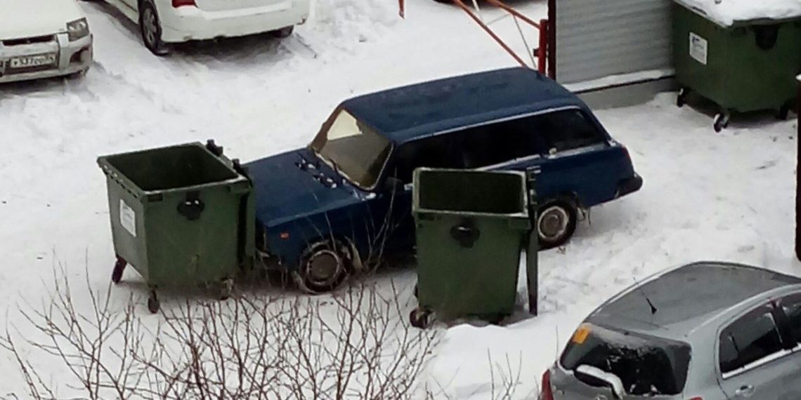 «Жигули» обложили мусорными баками, «наказав» за неправильную парковку в Новосибирске