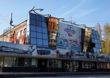 Здание новосибирского кинотеатра «Космос» готовили к продаже под многоэтажную застройку