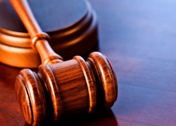 Экс-полицейский заплатит государству 400 тысяч рублей за произвол в отношении новосибирца