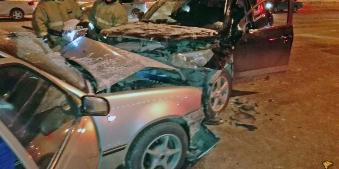 Переломы и резаные раны получили люди в лобовом автостолкновении в Новосибирске