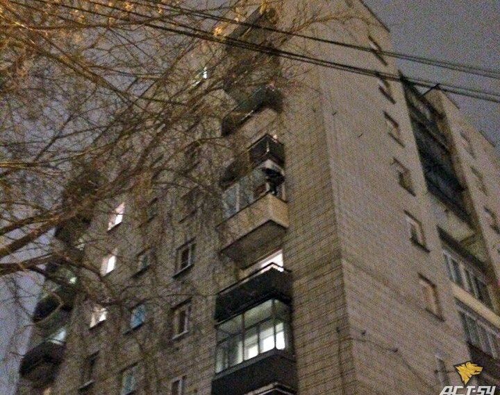Спасатели отговорили новосибирца прыгать с балкона шестого этажа