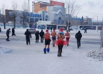 Полураздетые Деды Морозы пробежались по морозному Новосибирску