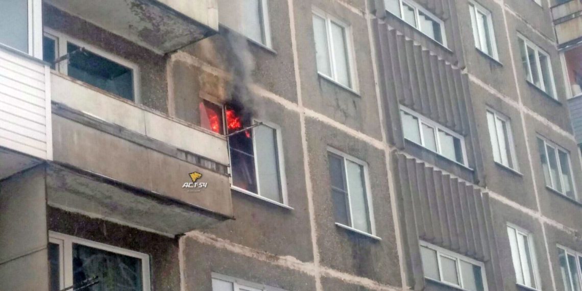 Пожар охватил квартиру в жилом доме Новосибирска