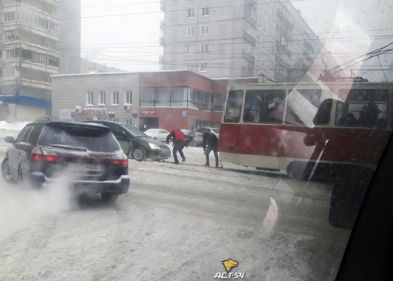 Трамвай №13 пришел на помощь застрявшему автомобилю в Новосибирске