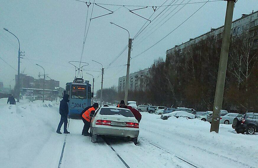 Пьяный новосибирец на «Тойоте» перегородил дорогу 13 трамваю