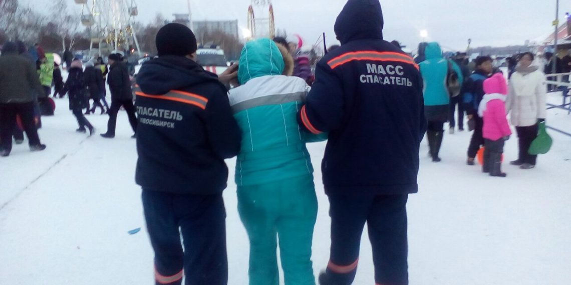 Ударившейся головой о ледовую горку женщине пришлось вызвать спасателей в Новосибирске