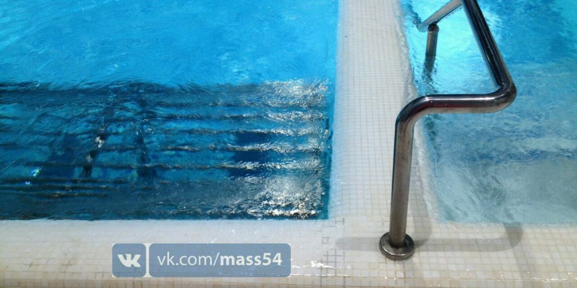 Юный новосибирец застрял между ограждением и стеной бассейна аквапарка