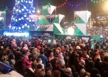 Сотни новосибирцев пришли в новогоднюю ночь на площадь Ленина