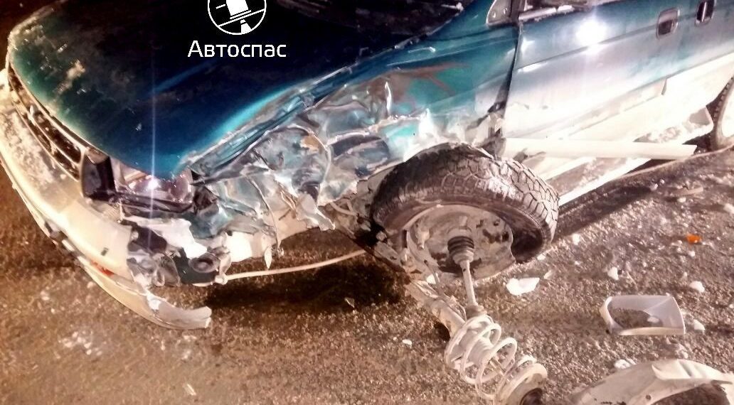 Пьяный новосибирец отправил иномарку в сугроб, а затем атаковал КамАЗ