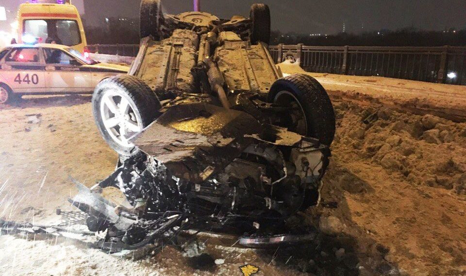 Внедорожник превратил такси в «гармошку» и перевернулся в Новосибирске