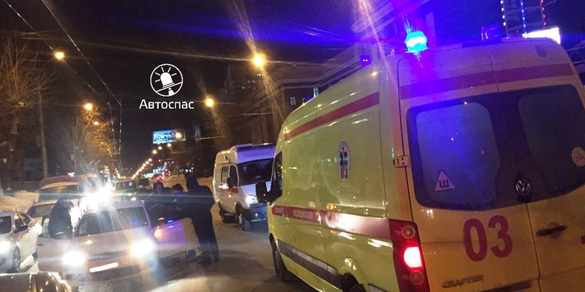 У таксиста прихватило сердце на оживленном перекрестке в Новосибирске