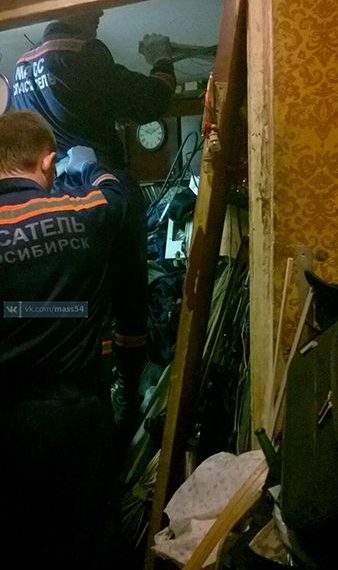 Мужчину с синдромом Диогена новосибирские спасатели извлекли из груд мусора в собственном жилье