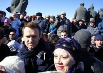 Помощник новосибирского депутата задержан за кидание яйцами в Навального