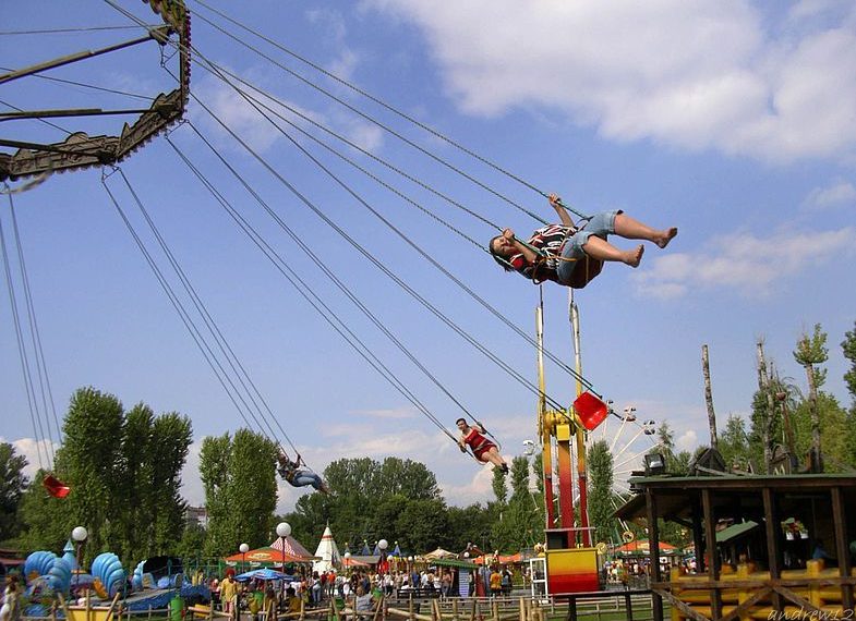 Женщина выпала с движущейся карусели в новосибирском парке аттракционов