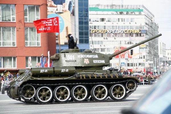 Женский полк на параде победы