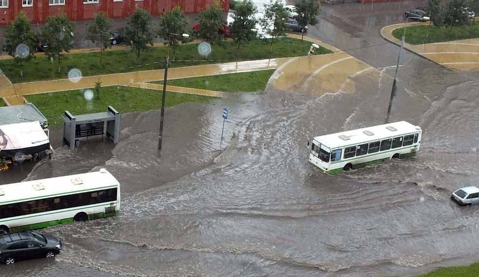 Гроза с дождем заставила новосибирцев использовать машины как катера (видео)