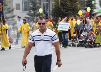 Полторы тысячи новосибирцев прошлись крестным ходом после открытия памятника Николаю II